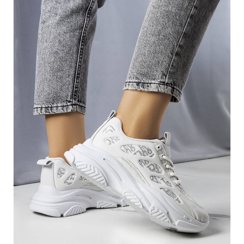 Harmaat tennarit, joissa on Kara-printti 1