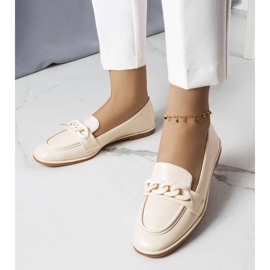 Bobbie-ketjulla koristeltu beige-loafer 1