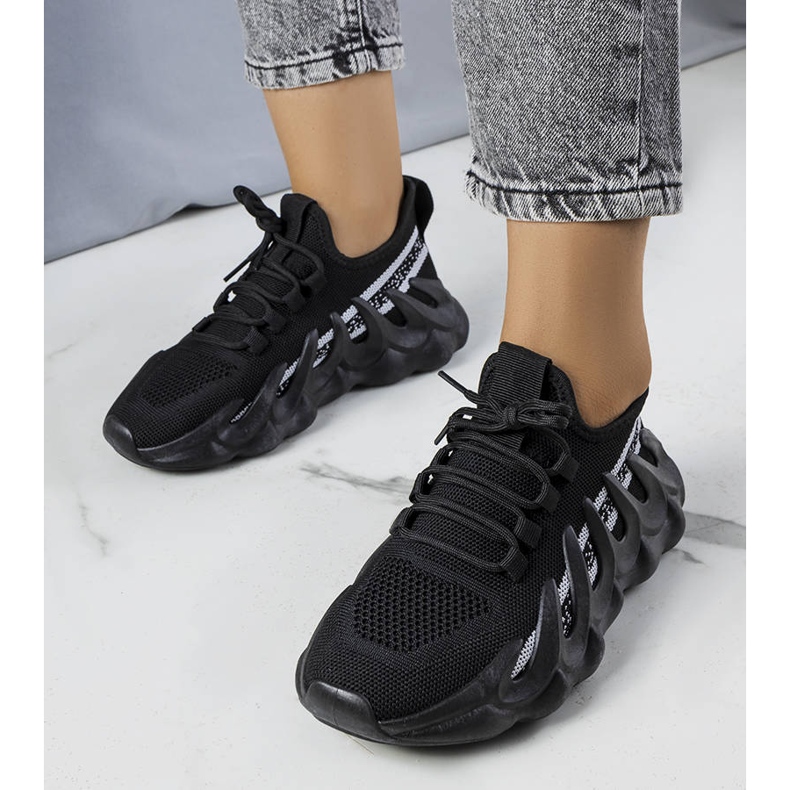 Mustat tennarit muodikkaassa Beth-pohjassa 1