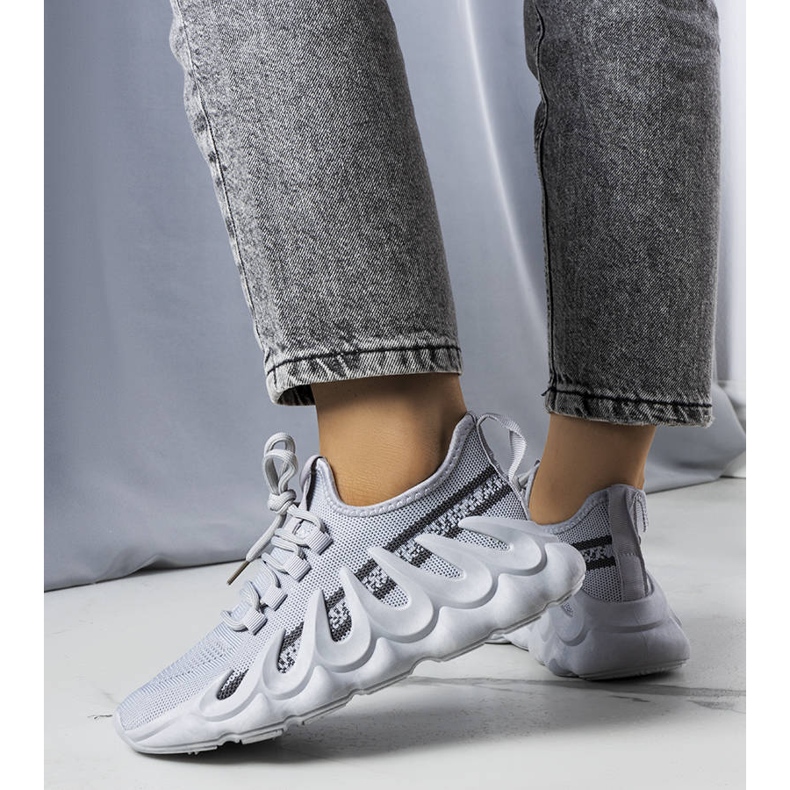 Harmaat tennarit, joissa on muodikas Beth-pohja 1