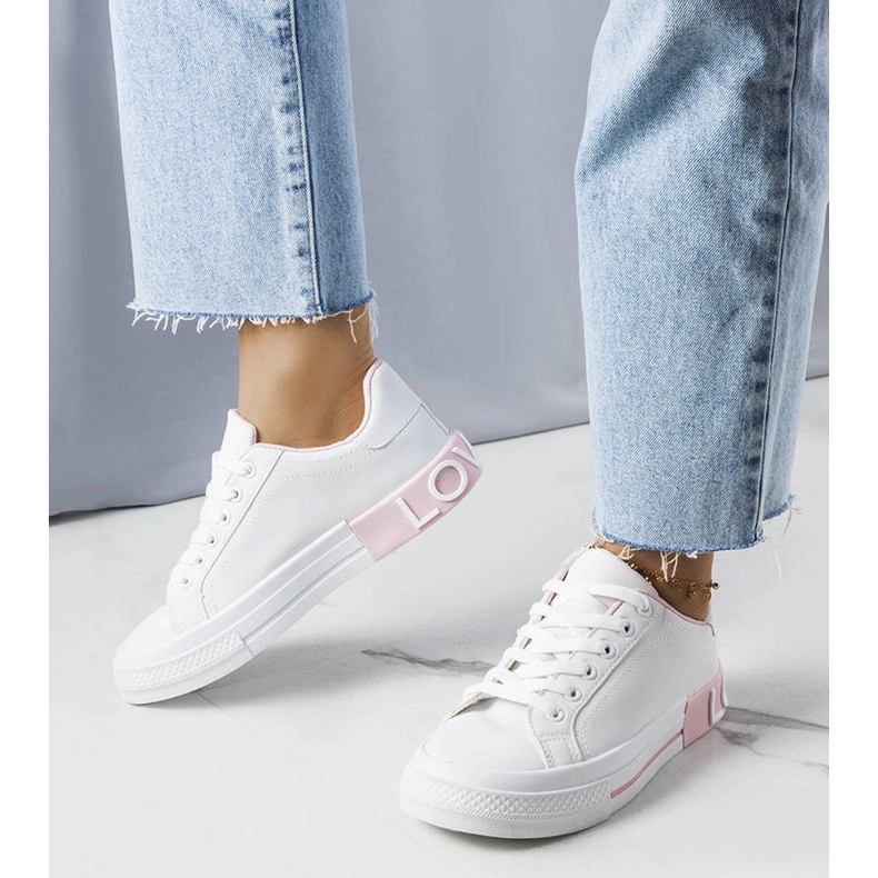 Valkoiset ja vaaleanpunaiset tennarit, joissa on Nora-kirjoitus valkoinen 1