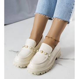 Beiget lakatut kengät Serlait-helmillä 1