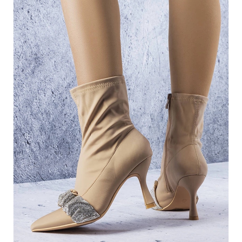 Caissen beige-saappaat, joissa on strassit 1