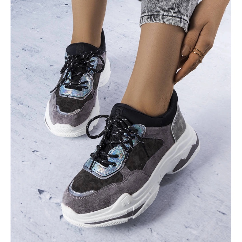 Harmaat lenkkarit, jotka on koristeltu Savardin lisäkkeillä 1