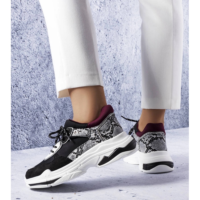 Mustat lenkkarit, jotka on koristeltu Savardin lisäkkeillä 1