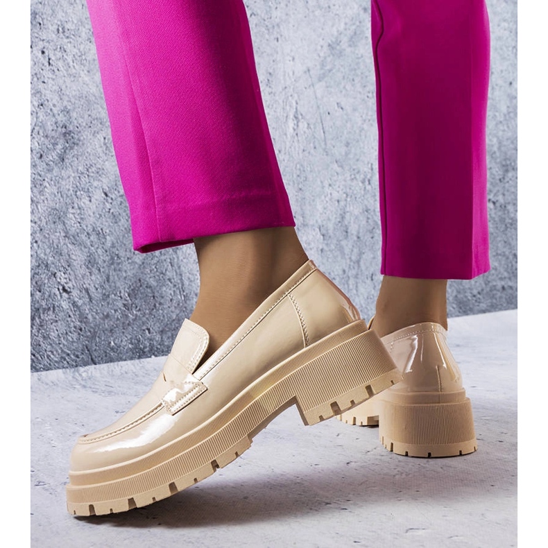 Phaneufin beige-lakatut pumput 1