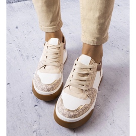 Ruskeat tennarit, jotka on koristeltu Grandbois-monogrammilla 1