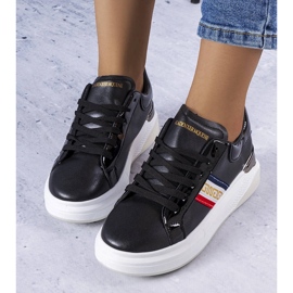 Mustat kengät patentoiduilla Annot-sisäkkeillä 1