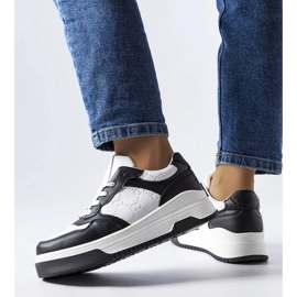 Mustat tennarit, joissa on Paré-kuvio 1