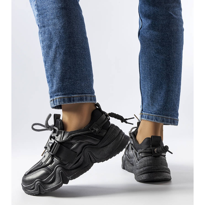 BM Mustat lumoavat lenkkarit Desforgesilta 1