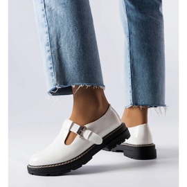 Vaden valkoiseksi lakatut kengät valkoinen 1