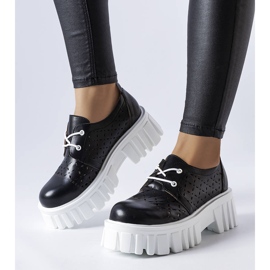 Mustat harjakattoiset massiiviset kengät Camusilta 1