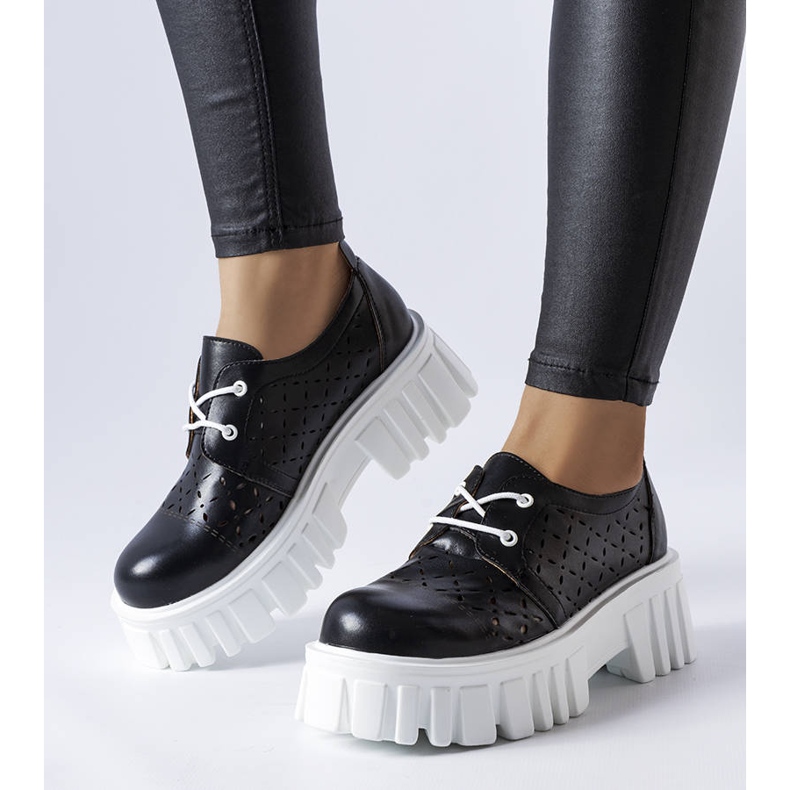 Mustat harjakattoiset massiiviset kengät Camusilta 1