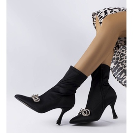 Mustat saappaat, jotka on koristeltu zirkonia Mars-jousella 1