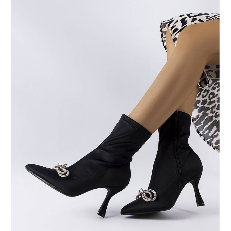 Mustat saappaat, jotka on koristeltu zirkonia Mars-jousella 1