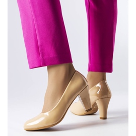 BM Burkettin beigenväriset kiiltonahkapumput 1