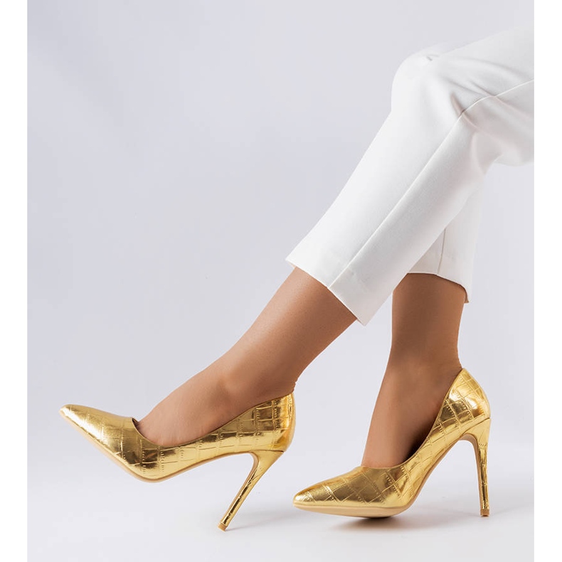 Raison-kohokuviolla koristeltu kultaneulat kultainen 1