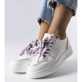 Valkoiset lenkkarit, jotka on sidottu Pryor-nauhalla valkoinen 1