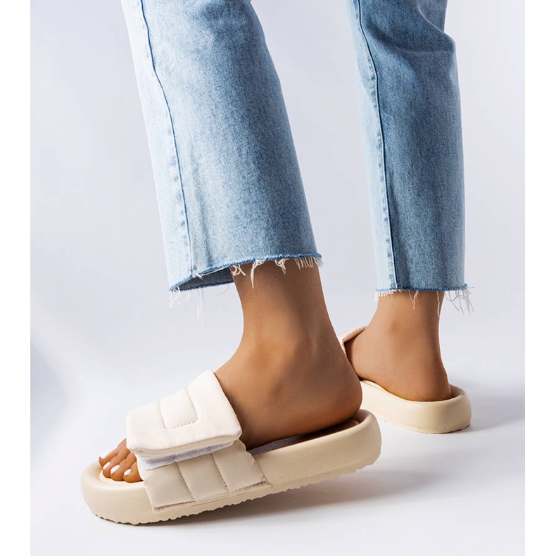 BM Aleronin beige-tossut tarranauhalla 1