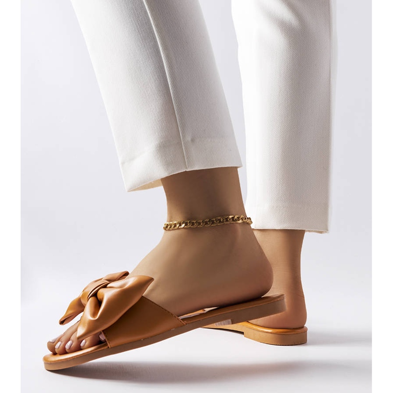 Garnierin ruskeat tyylikkäät sandaalit rusetilla 1