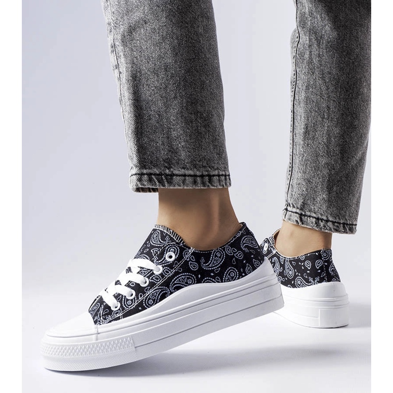 Bélairin mustat alustalenkkarit 1