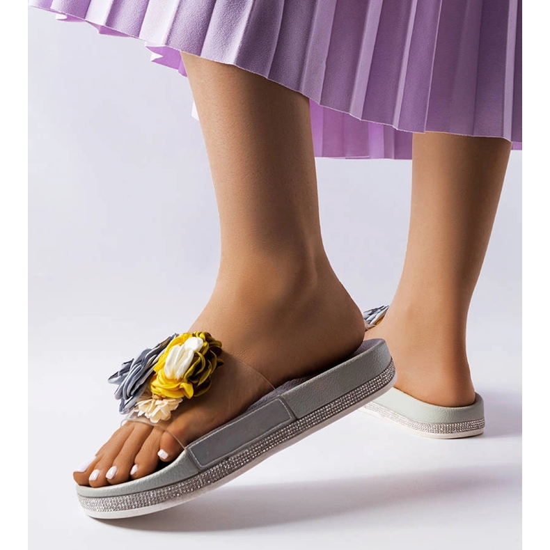 Hétun harmaat varvastossut, joissa läpinäkyvä päällinen 1