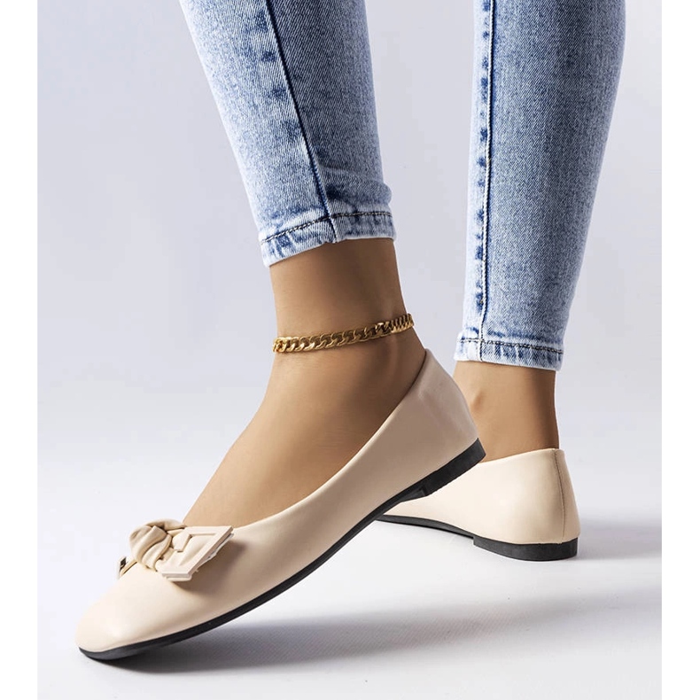 Tabithan vaalea beige-ballerinat rusetilla 1