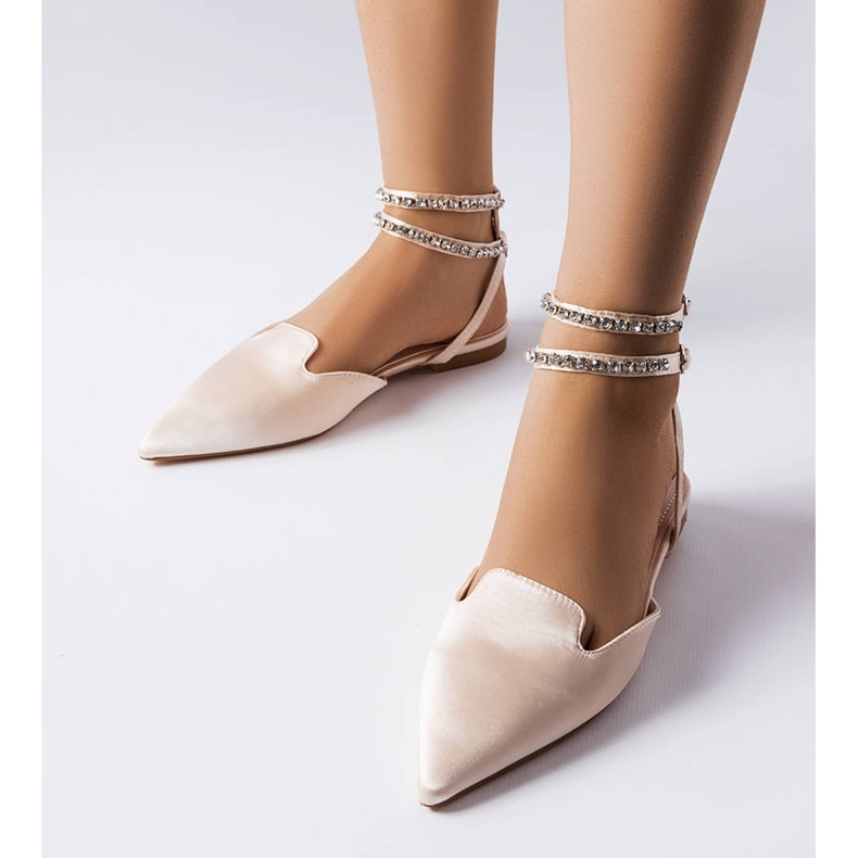 Hewesin beige-sandaalit satiiniviimeistelyllä 1