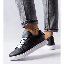 Mustat tennarit, joissa Dreux-kuvio 1