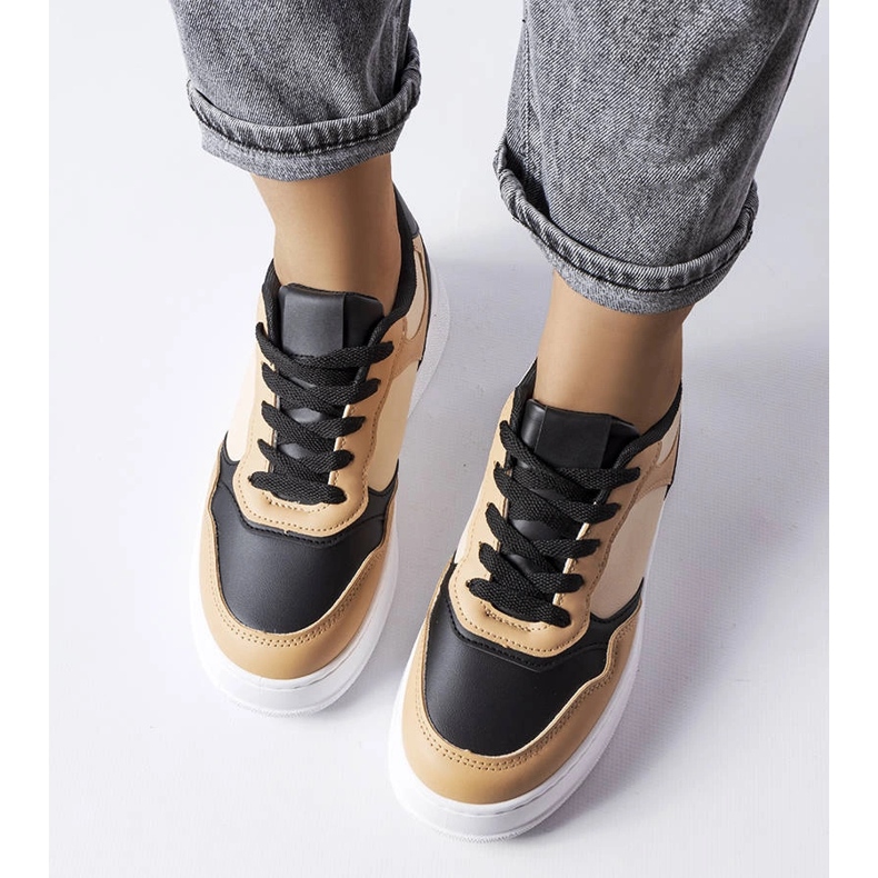 Baronin mustat ja beigenväriset saappaat paksummalla pohjalla 1