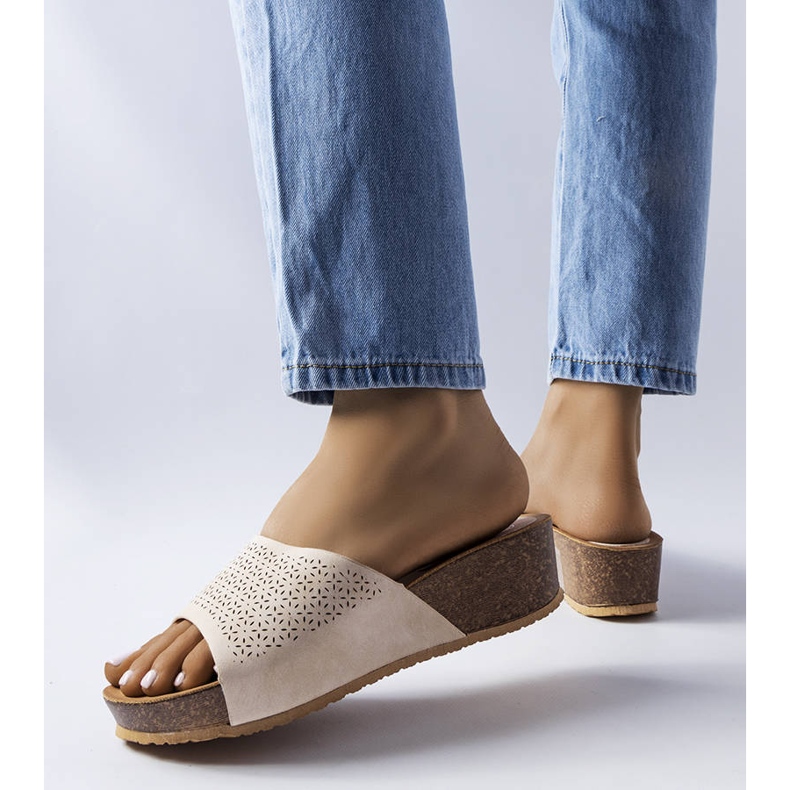 Bourquen beige-harjakattoiset sandaalit 1