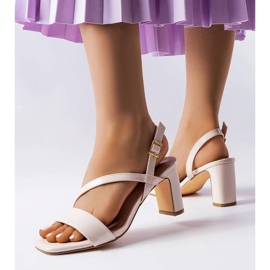 Beaulac-kiiltonahkasandaalit beigenväriset 1