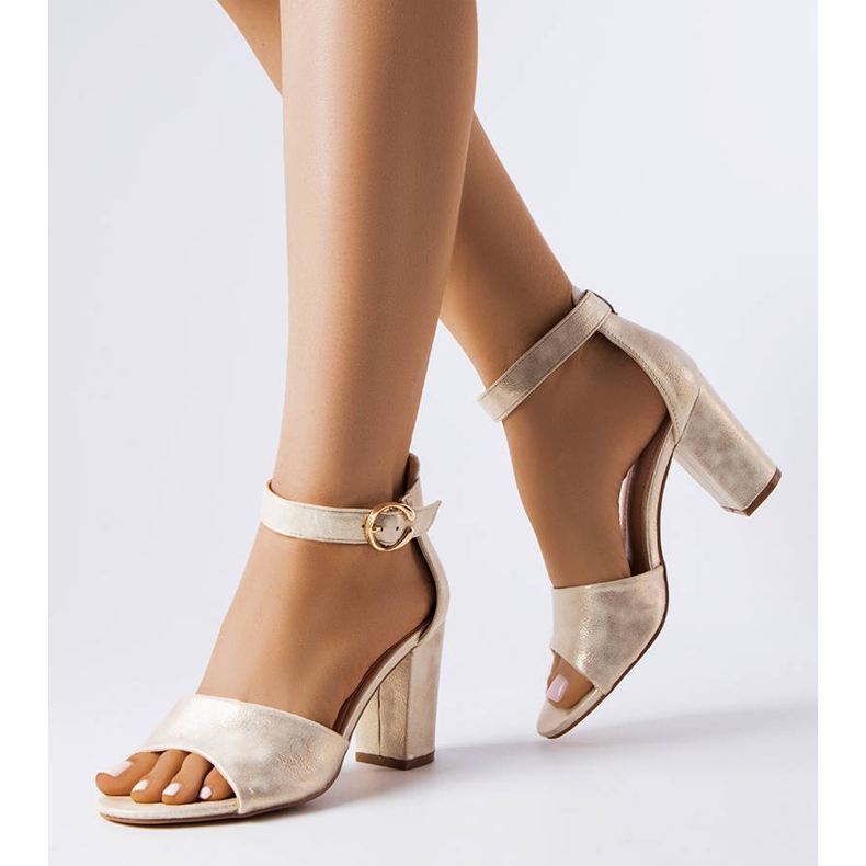 Kultaiset sandaalit tolppassa kultainen 1