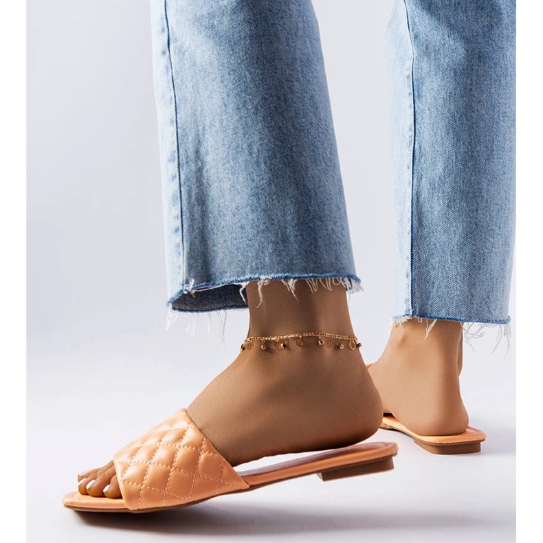 Labrien oranssit tikatut tossut 2 Labrien oranssit tikatut tossut 2