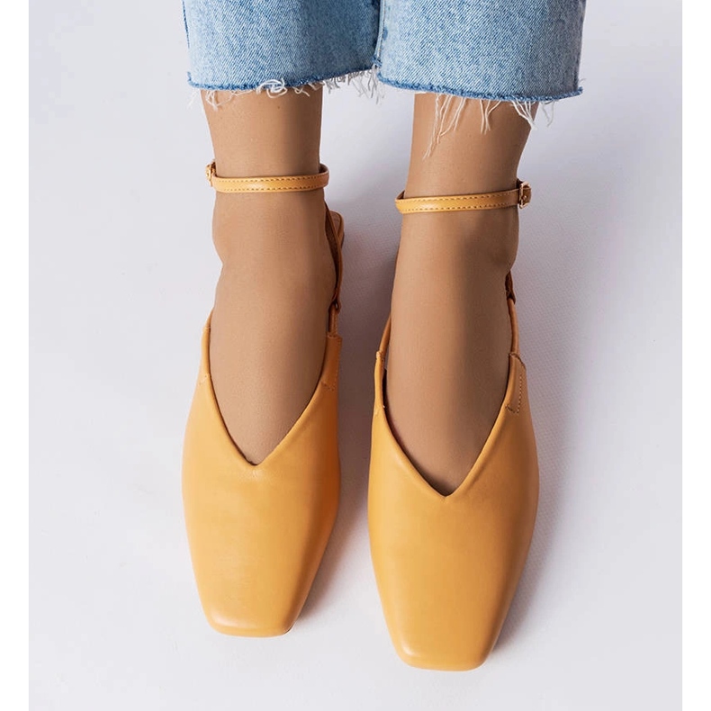 Beiget suljetut sandaalit 1