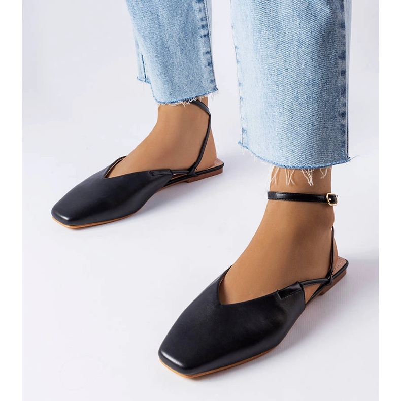 Mustat suljetut sandaalit 1