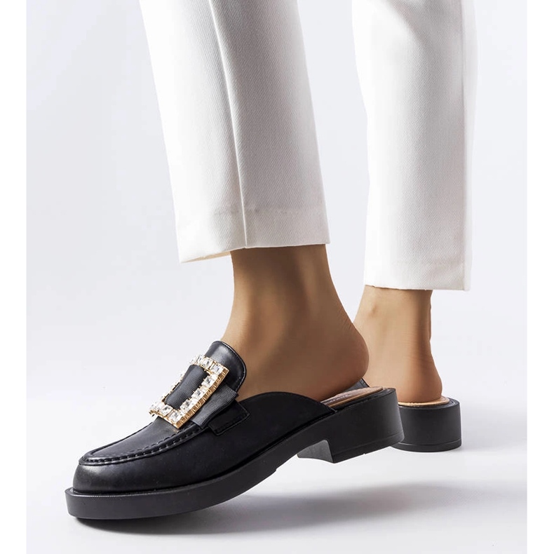 Columbuksen mustat varvastossut, joissa on sisäänrakennettu kärki 1