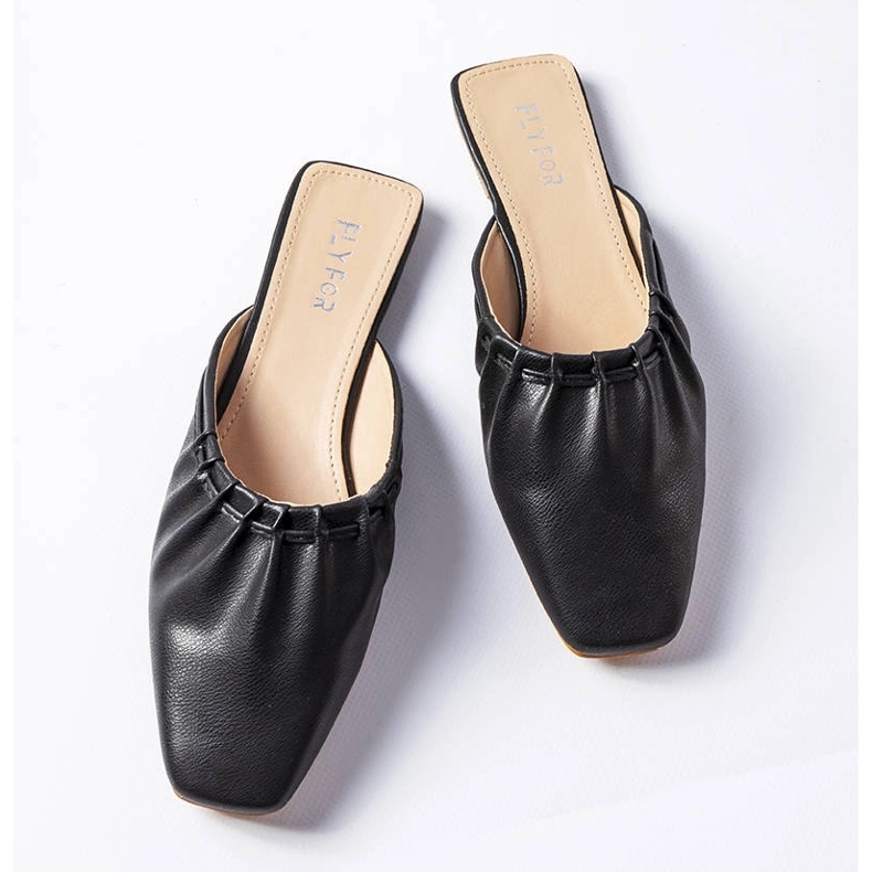 Mustat röyhelöiset sandaalit Aasiaatilta 1