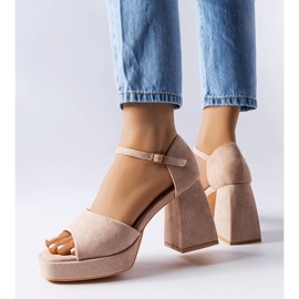 Vincezan beige-sandaalit muodikkaalla korolla 1