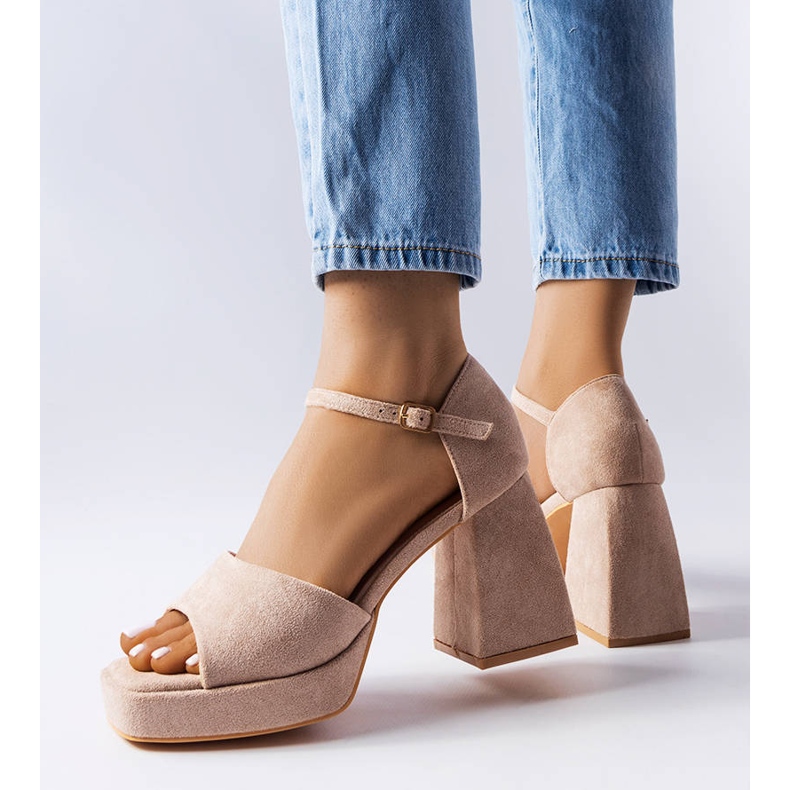 Vincezan beige-sandaalit muodikkaalla korolla 1