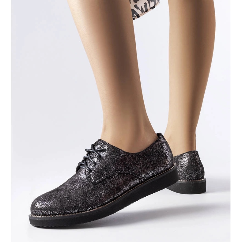 Cemeteryn mustat kimaltelevat brokadikengät 1