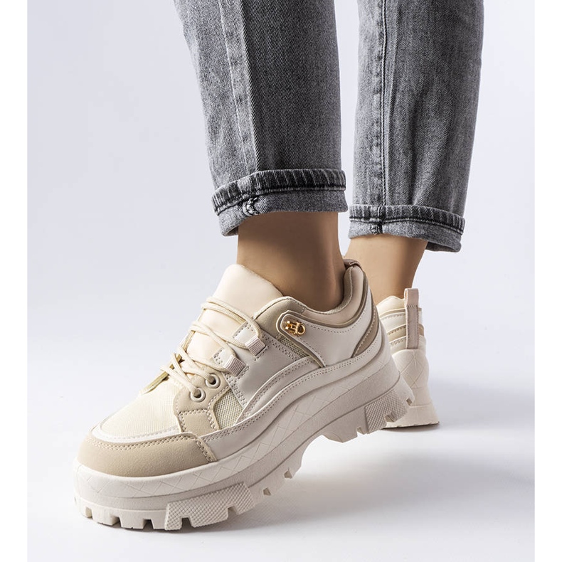 Vian beige matalat kengät suojalla 1