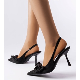 Mustat pinssit rusetilla Olengolta 1