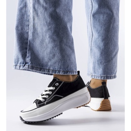 Mustat urheilulenkkarit McKeylor-alustalla 1