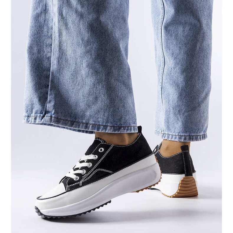 Mustat urheilulenkkarit McKeylor-alustalla 1