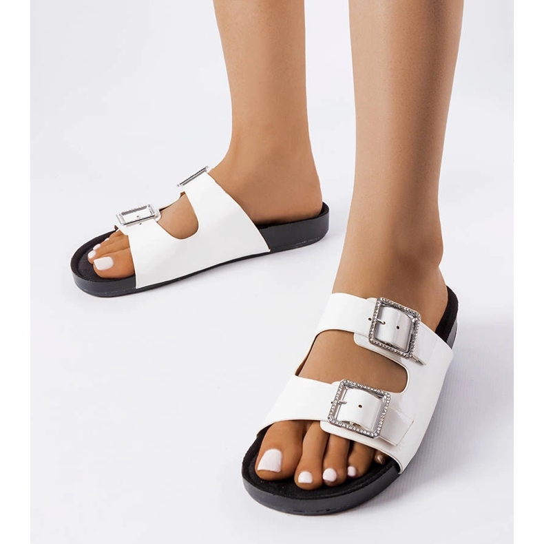 Valkoiseksi lakatut tossut Norcross-soljeilla valkoinen 1