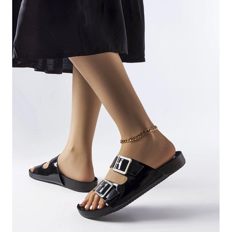 Mustaksi lakatut liukumäet, joissa Norcross-soljet 1