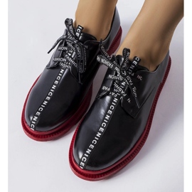 Hanifanin mustat broguet kontrastipohjalla 1