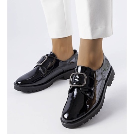 Mustat lakatut kengät Jarisile-soljella 1