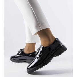 Mustat lakatut kengät Jarisile-soljella 2